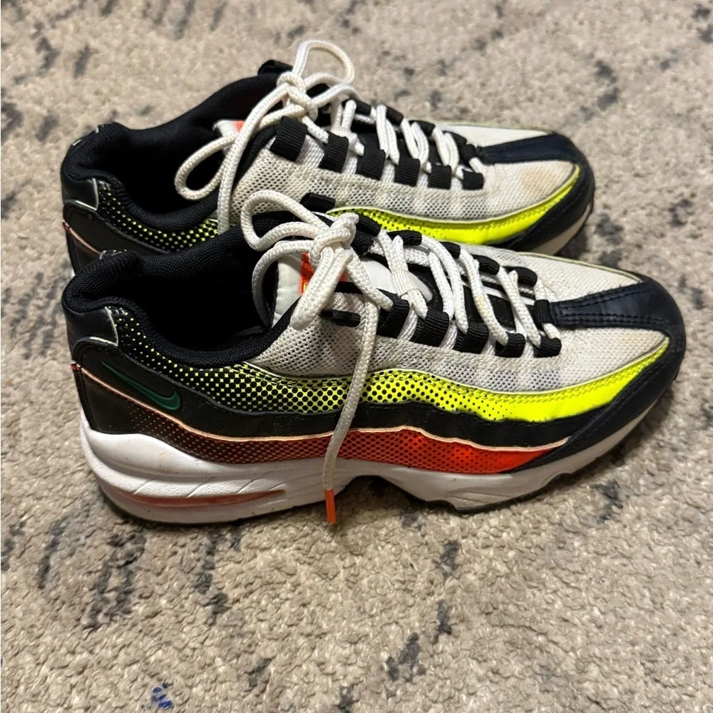 Stylish Nike Air Max Sneakers in Black, White, and Yellow size 4